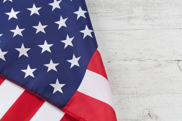 Bandiera USA piegata su tavolo in legno rustico bianco. Immagine orizzontale con spazio di copia
 - Foto, immagini