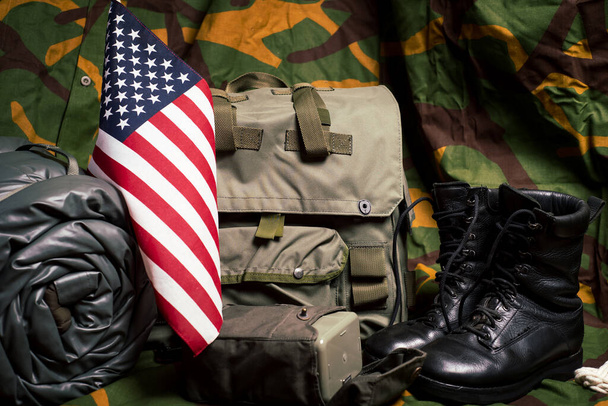 Equipo militar vintage botas de estilo retro bolsas y cajas
 - Foto, imagen