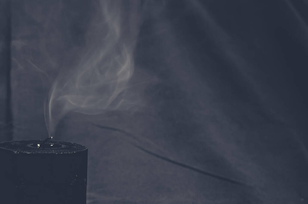 humo sobre la vela soplada
 - Foto, imagen