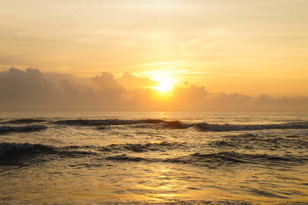 Strand von Tortuguero in einem wunderschönen Sonnenaufgang an der Karibikküste Costa Ricas - Foto, Bild