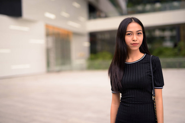 Portrét mladé krásné asijské turistické ženy objevující po celém městě - Fotografie, Obrázek