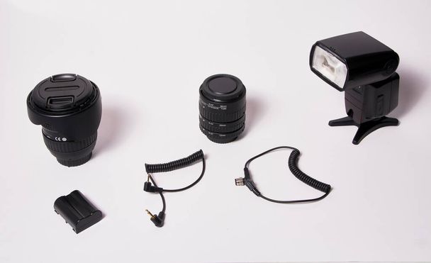 Set van fotografische apparatuur, kabels, batterij, lens, flitser, extender. Liefde voor fotografie - Foto, afbeelding
