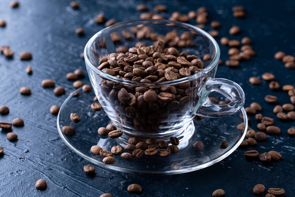 Loch Kaffeebohnen in einer Tasse - Foto, Bild