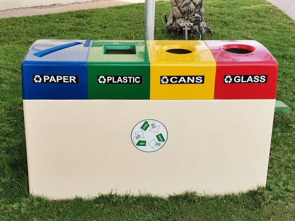 Recyklace koncepce třídění a recyklace odpadu. Barevné popelnice pro různé odpadky s tříděnými vektory odpadků.  - Fotografie, Obrázek