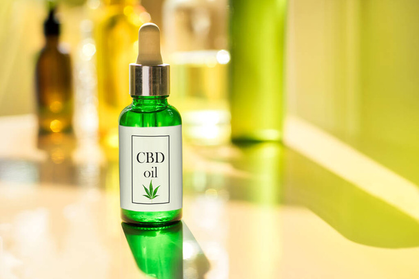Botella de vidrio CBD ACEITE, tintura con etiqueta en el fondo del aceite de cannabis de laboratorio
 - Foto, imagen
