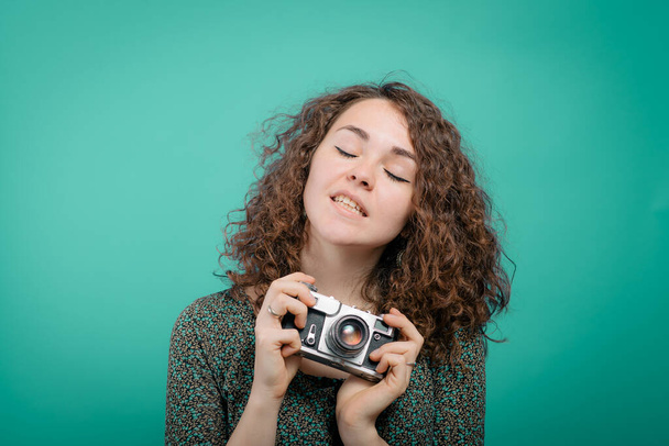 Woman with camera against studio background - Zdjęcie, obraz