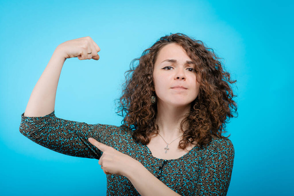 woman showing her muscles - Φωτογραφία, εικόνα