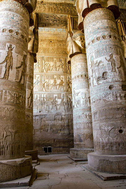 Wunderschönes Interieur des Tempels von Dendera oder des Tempels der Hathor, der Göttin der Liebe. Ägypten, Dendera, am besten erhaltener Tempel in ganz Ägypten in der Nähe der Stadt Ken. - Foto, Bild
