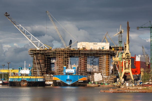 ελλιμενίζοντας εξέδρα άντλησης πετρελαίου, στα ναυπηγεία του Γκντανσκ, στο πλαίσιο κατασκευής - Φωτογραφία, εικόνα