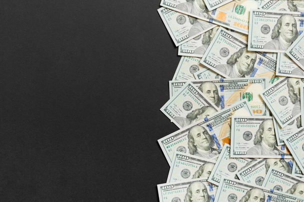 Banconote da cento dollari su sfondo colorato vista dall'alto, con posto vuoto per il vostro concetto di denaro business testo. Cento dollari di sfondo
.. - Foto, immagini