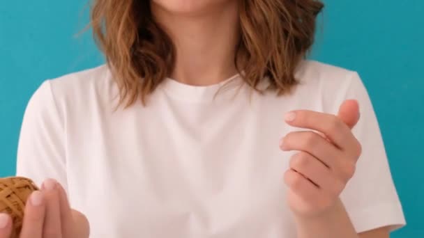 Mujer haciendo pelota de goma usando bandas elásticas
 - Imágenes, Vídeo