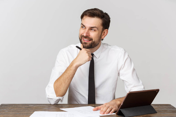 Вид занятого бизнесмена, подписывающего документ в офисе на белом фоне
 - Фото, изображение