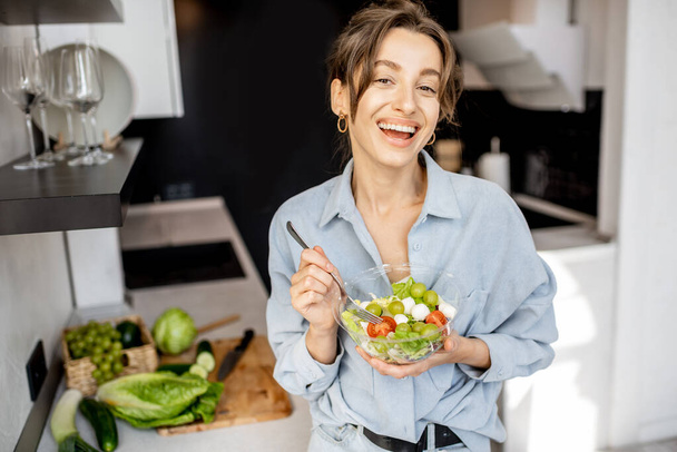 Mulher com salada saudável na cozinha - Foto, Imagem