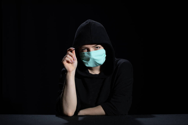 Προστατευτική αναπνευστική μάσκα για άτομα που μειώνει τον κίνδυνο μόλυνσης με ιούς και βακτήρια. - Φωτογραφία, εικόνα