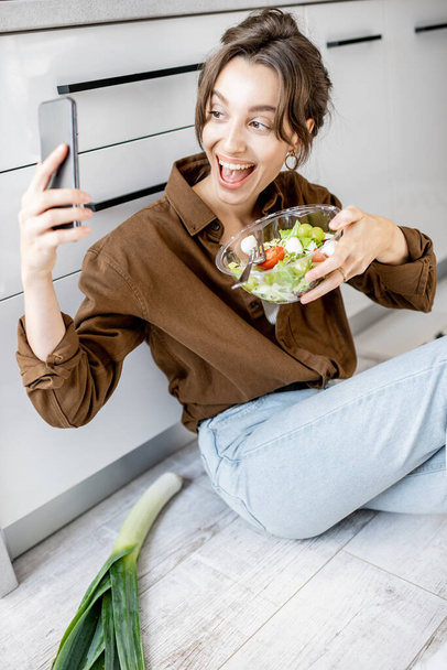 Sağlıklı salatayla selfie çeken kadın. - Fotoğraf, Görsel