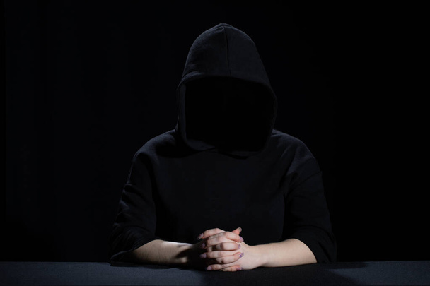 Um adolescente usando um capuz preto está esperando por novos eventos
. - Foto, Imagem