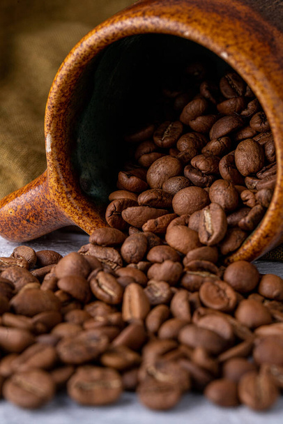 отвір кавові зерна в керамічній чашці
 - Фото, зображення