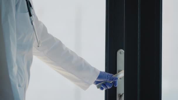 Медик отримує коробку з захисними масками на висоті епідемії
 - Кадри, відео