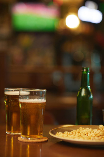 Пиво с закусками в баре
 - Фото, изображение