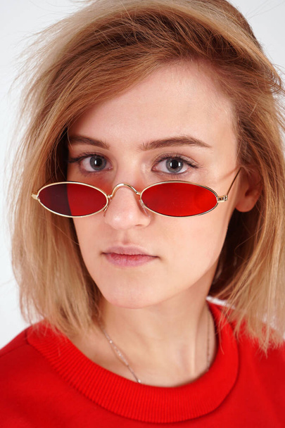 Vertical portrait - girl in red glasses - Foto, afbeelding