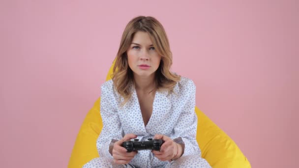 Intense frowning stylish woman playing video game - Materiał filmowy, wideo