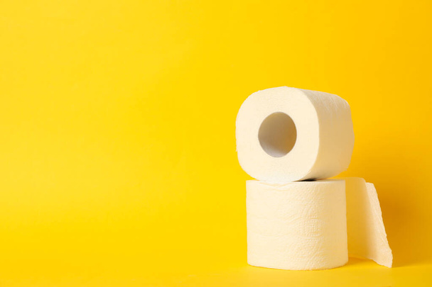 Toilettenpapier auf gelbem Hintergrund, Platz für Text - Foto, Bild