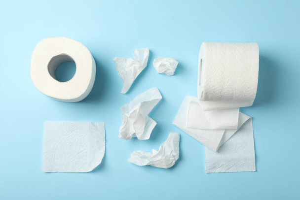 Flache Lage mit Toilettenpapier auf blauem Hintergrund, Draufsicht - Foto, Bild