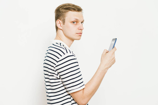 A man with a smartphone - Φωτογραφία, εικόνα