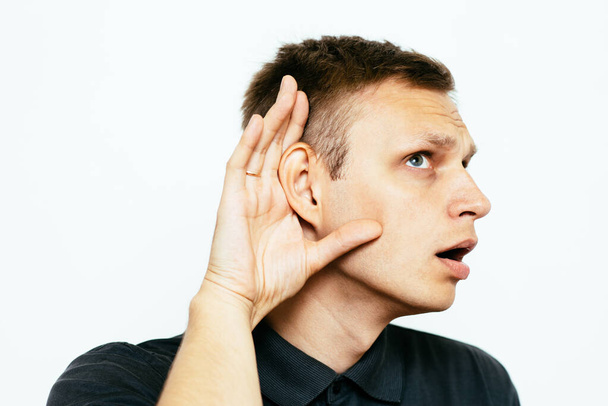Overhears a man, tries to listen. - Fotoğraf, Görsel