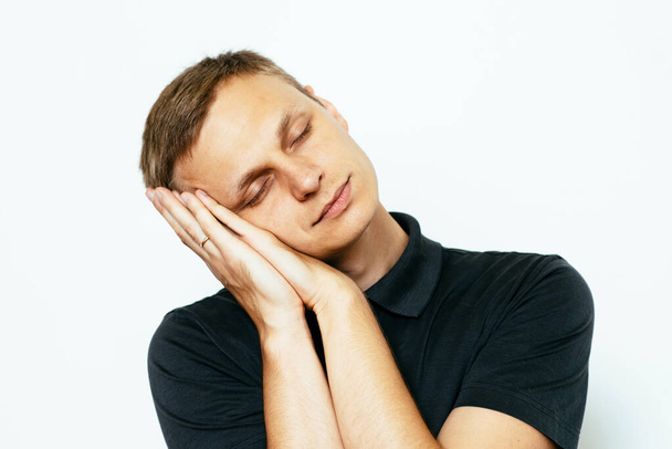 Sleep. Man in photo studio - Foto, afbeelding