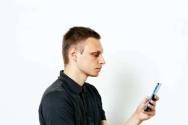 A man with a smartphone - Fotografie, Obrázek