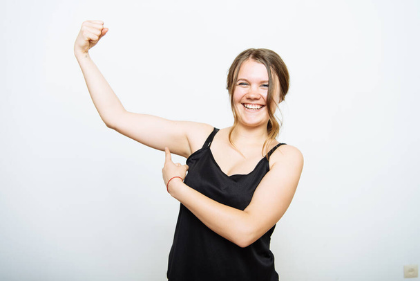 woman showing her muscles - Foto, imagen