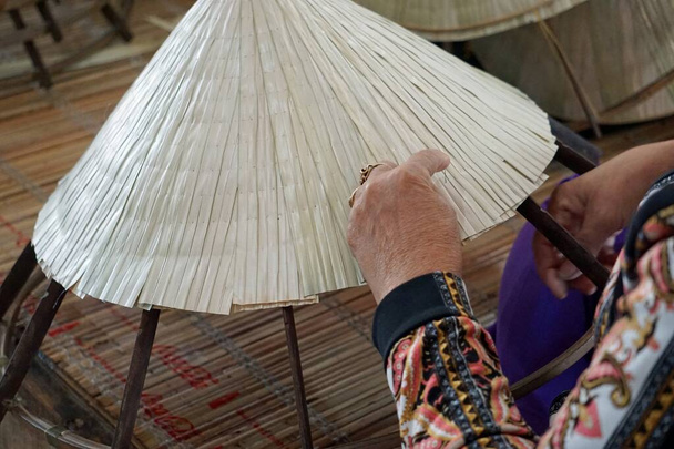 Herstellung traditioneller vietnamesischer Bambushütten in Vietnam - Foto, Bild