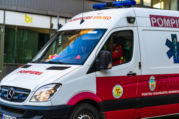 Romanian ambulance car, 911 or 112 emergency medical service in mission in downtown Bucharest, Romania, 2020. Coronavirus worldwide outbreak crisis. Spread of the COVID-19 virus - 写真・画像