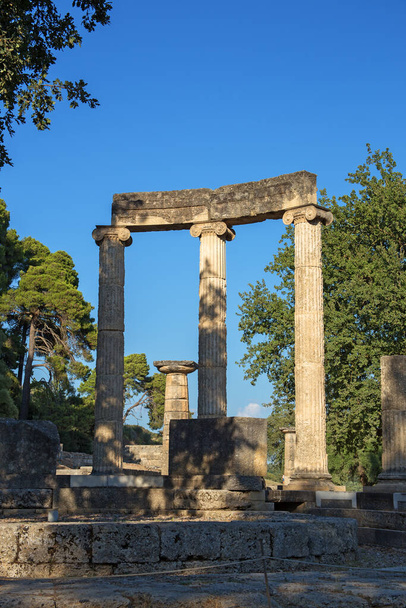 Kreikkalaisen temppelin Filippiinien rauniot antiikin Olympian arkeologisella alueella, Peloponnesos, Kreikka
 - Valokuva, kuva