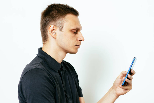 A man with a smartphone - Фото, зображення