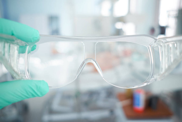Plastic beschermende medische bril op te zetten - Foto, afbeelding