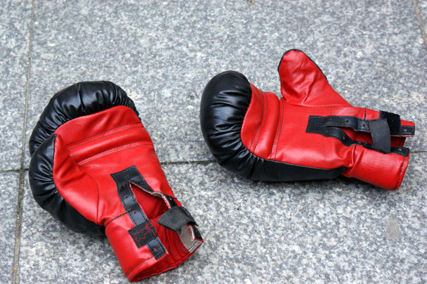 Rote Boxhandschuhe liegen auf der Straße - Foto, Bild