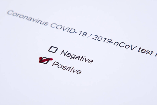 Koronavírus vagy kovid-19 vírusbetegség vizsgálata, a koronavírus-teszt pozitív eredménye - Fotó, kép