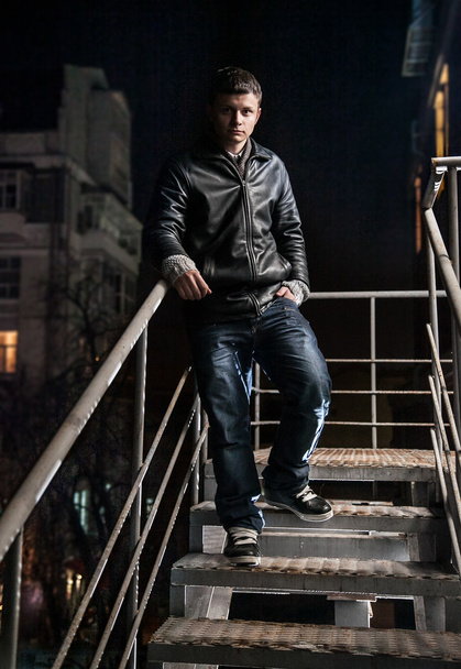 μοντέρνα άνθρωπος κατεβαίνει από μεταλλική σκάλα τη νύχτα - Φωτογραφία, εικόνα