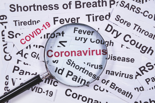 Koncepció kutatás vagy kutatás a coronavirus vagy Covid-19 és a tünetek. Van egy nagyító a tünetek a koronavírus - Fotó, kép