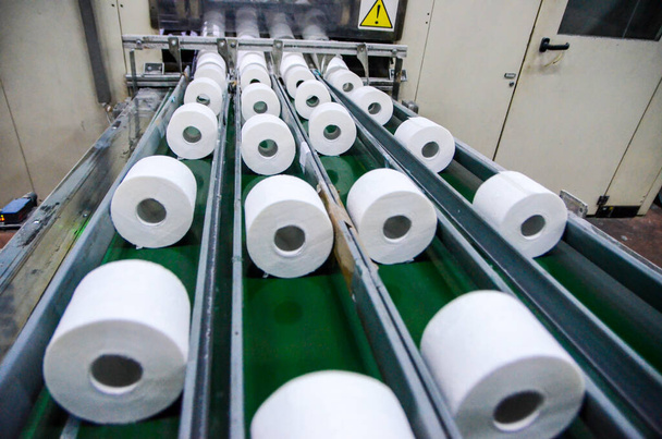 Fabrik für Toilettenpapier, Blick auf das Förderband - Foto, Bild