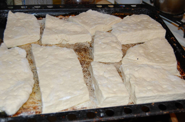 Masa preparada con salchicha no asada para hornear pan en la sartén
. - Foto, Imagen