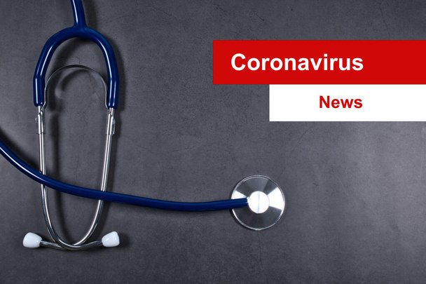 Coronavirus lub Covid-19 wiadomości tekst ze stetoskopem, tło jest czarne lub ciemne. - Zdjęcie, obraz