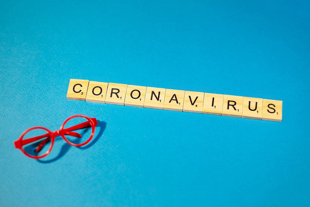 Resumo Modelo de cepa viral de coronavírus MERS-Cov ou síndrome respiratória do Oriente Médio e coronavírus Novel 2019-nCoV com texto sobre fundo azul. - Foto, Imagem