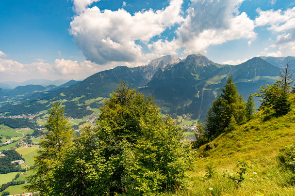 Deportes vía ferrata cerca del valle con un puente colgante y una gran vista de las montañas Berchtesgaden
. - Foto, Imagen