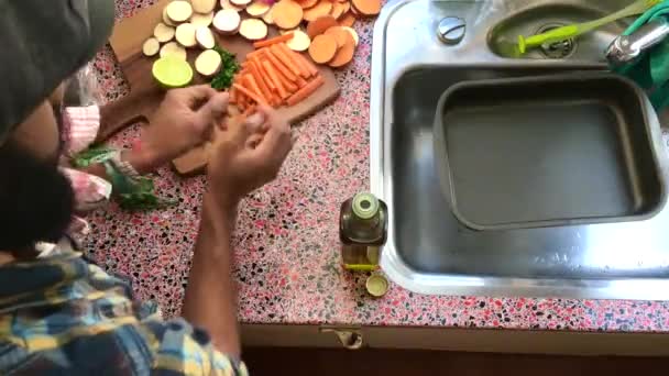 Homme vue grand angle préparant des légumes dans la cuisine - 8 s
 - Séquence, vidéo