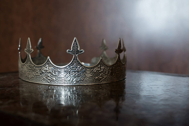 Korona królewska dla człowieka, biżuteria. Pojęcie władzy i zamożności - Zdjęcie, obraz