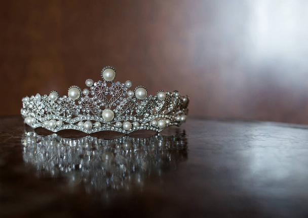 Diadema de filigrana vintage con perlas y diamantes
 - Foto, imagen