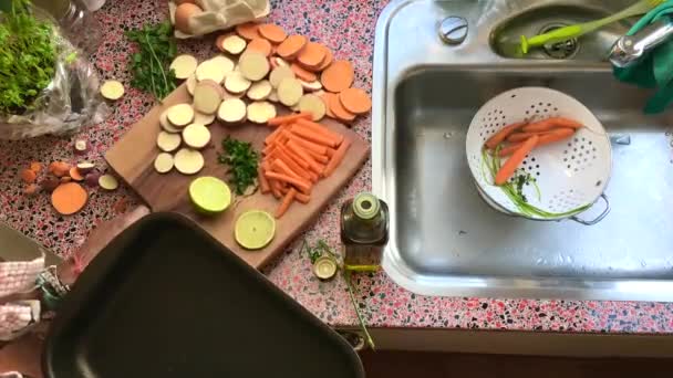 Vysoký úhel pohledu muž připravuje zeleninu v kuchyni - 8 s - Záběry, video
